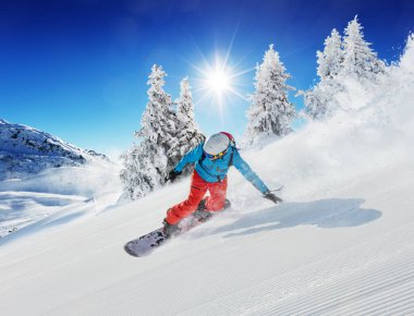 Alp Dağları'nda yamaç aşağı koşma snowboard genç adam