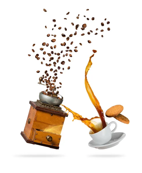 Roiskeita kahvia juoman kuppi lentävät pavut ja grinde — kuvapankkivalokuva