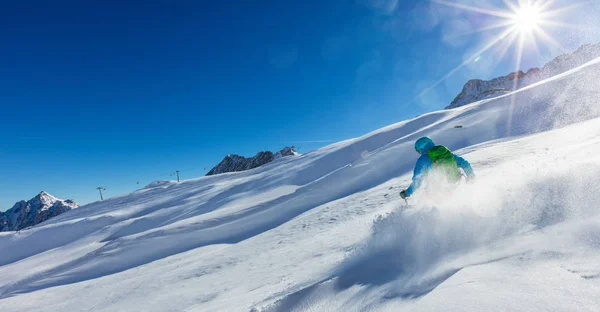 Jovem esquiador correndo descida na neve em pó — Fotografia de Stock