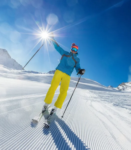 Jovem esquiador feliz desfrutando do tempo ensolarado em Alpes — Fotografia de Stock