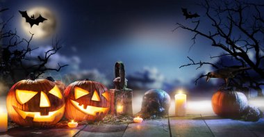Spooky halloween pumpkins ahşap plakalar üzerinde