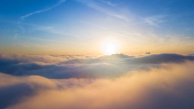 Bulutların üstünde güzel gün batımı