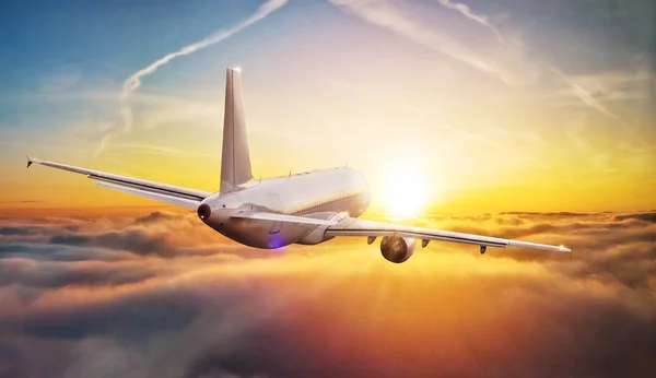 Avión comercial volando sobre nubes — Foto de Stock