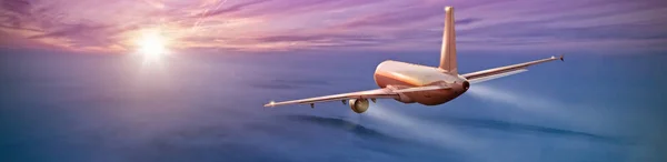 Avión comercial volando sobre nubes — Foto de Stock