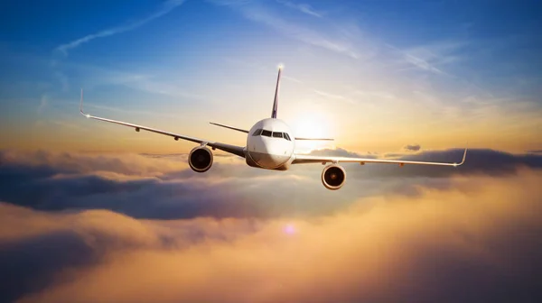 Avión comercial volando sobre nubes — Foto de Stock