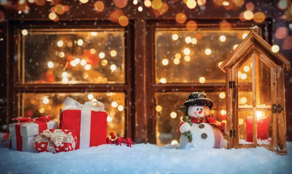 Kerst Stilleven met oude houten raam — Stockfoto