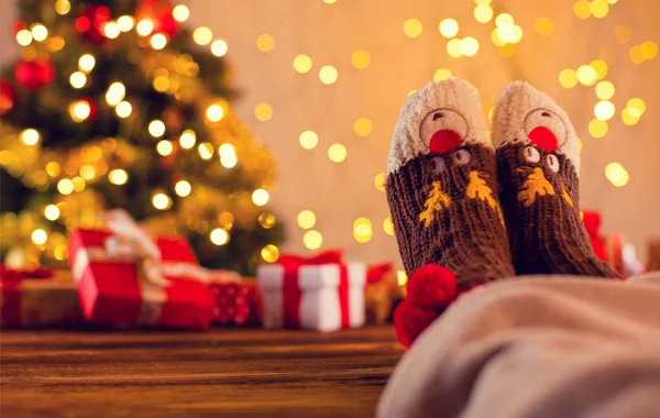 Detalle de piernas de mujer con calcetines de punto, árbol de Navidad con gif — Foto de Stock