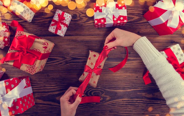 Detalj av kvinna händer packning julklappar — Stockfoto