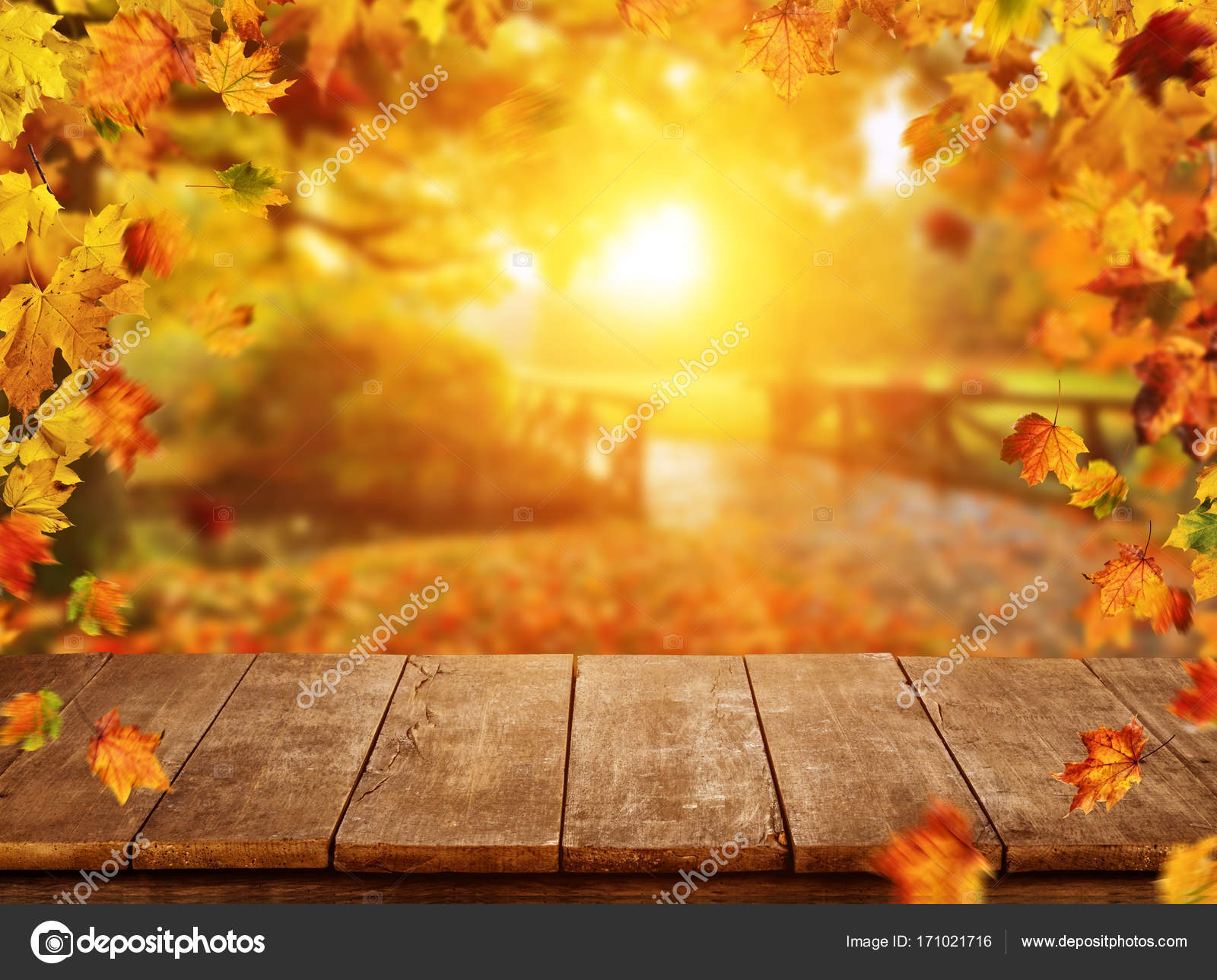 Fond d'automne avec feuilles tombantes et table en bois vide — Photo de  stock par ©jag_cz - 171021716, image size:1600x1289