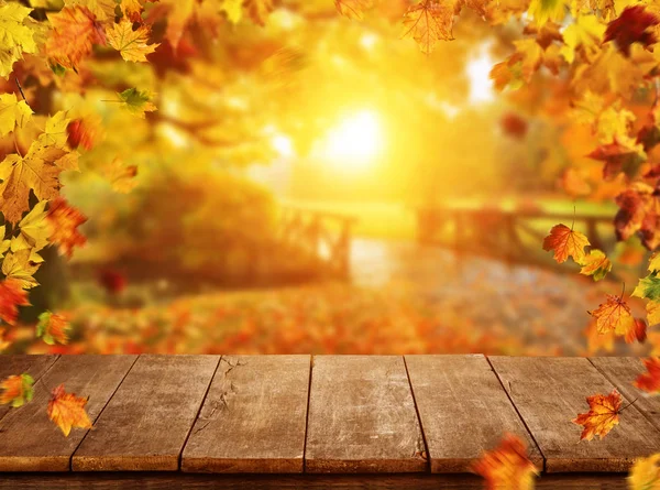 秋の背景に落ちる葉、空の木製テーブル — ストック写真