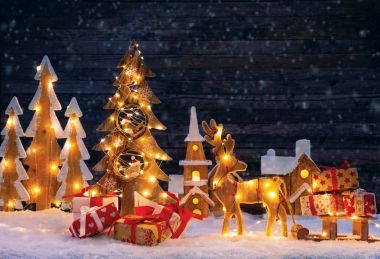 Noel artalan ışıklı ahşap köy ve christma ile