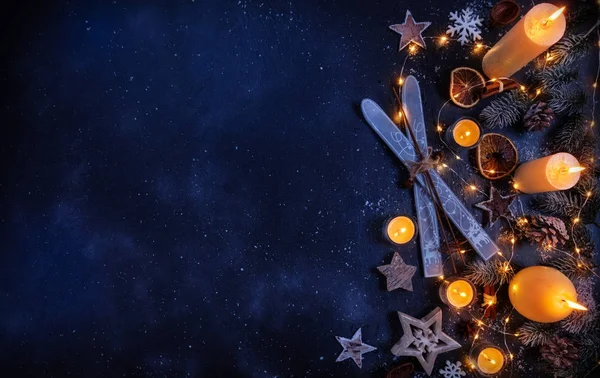 Karácsonyi háttér fából készült dekorációk és síbérlettel — Stock Fotó