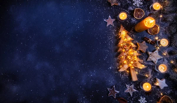 Sfondo natalizio con decorazioni in legno e candele. Libero s — Foto Stock