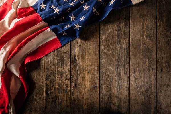 Nahaufnahme einer US-Flagge im Grunge-Design, platziert auf altem Holzplan — Stockfoto