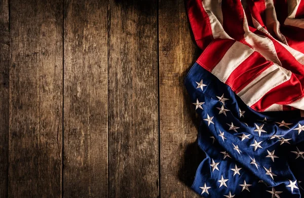 Закри Прапор США в гранж дизайн, розміщені на старих дерев'яних план — стокове фото