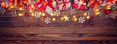 Hediyeler ve ahşap dekorasyon Noel arka plan