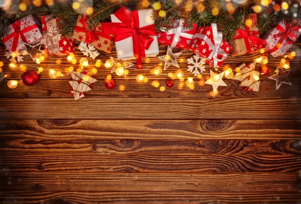 Karácsonyi ajándékokat, és fából készült dekorációk háttér — Stock Fotó