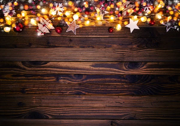 Fondo de Navidad con decoraciones de madera y focos . — Foto de Stock