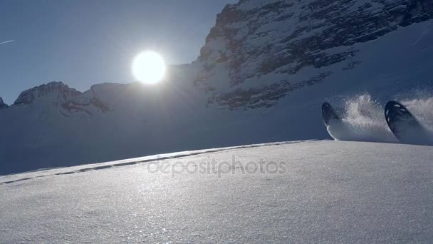 Freeride-Skifahrer in Zeitlupe — Stockvideo