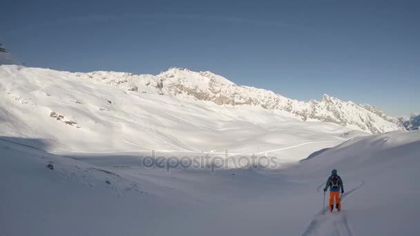 Фрирайд-лыжник в замедленном движении — стоковое видео