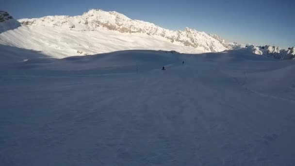 Skiër bergafwaarts waarop PISTEMAKERS — Stockvideo