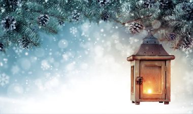 Çam dalları ve ahşap fener Noel arka plan. 