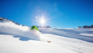 Freerider kayakçı yokuş aşağı çalışan