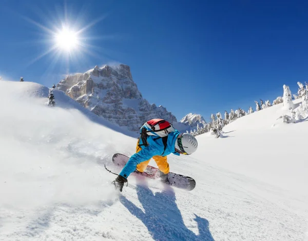 Snowboardista běh z kopce — Stock fotografie