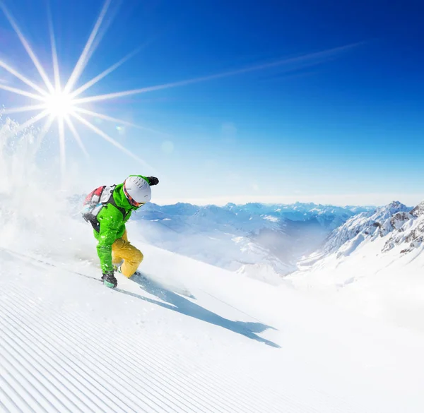 Skifahrer auf abschüssiger Piste — Stockfoto