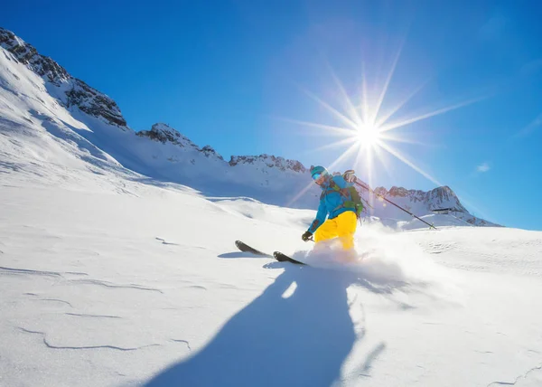 Freerider skiër lopen bergafwaarts — Stockfoto