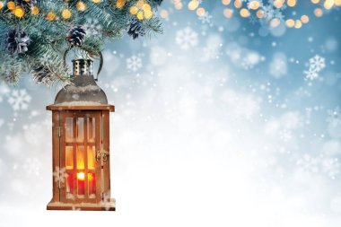 Çam dalları ve ahşap fener Noel arka plan. 