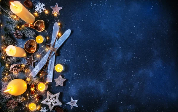Ahşap dekorasyon ve Kayak ile Noel arka plan — Stok fotoğraf