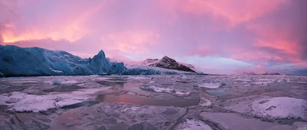 Piękne góry lodowej laguny w fjallsarlon z mrożonych kry, garniturów źim — Zdjęcie stockowe