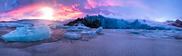 Mooie ijsberg lagune in fjallsarlon met bevroren floes, winte — Stockfoto