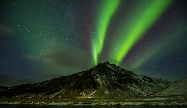 Belle aurore boréale en Islande, prise au début de la période hivernale — Photo