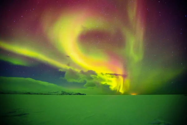 Bela aurora boreal na Islândia, filmado no início do período de inverno — Fotografia de Stock