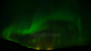 Zaman atlamalı güzel aurora borealis Kuzey Işık İzlanda, erken kış döneminde vurdu