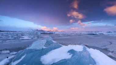 Zaman atlamalı fjallsarlon buz kütleleri ile gölünde güzel buzdağı, kış panoramik manzara yüksek çözünürlükte. Buz kavramı küresel ısınma ve erime
