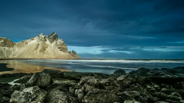 Vestrahorn 岩石的时间流逝 冬季景观 — 图库视频影像