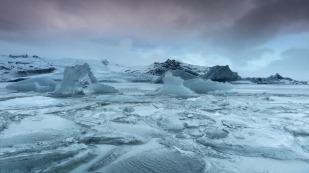 凍った流氷と Fjallsarlon の美しい氷山ラグーン 高解像度のパノラマ風景を冬の時間の経過 地球温暖化と溶融氷の概念 ストック映像