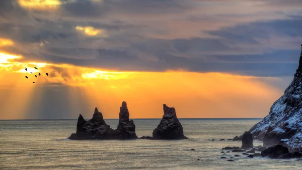 令人惊叹的岩石在海洋, Reynisfjara 海滩附近 Vik 镇, — 图库照片