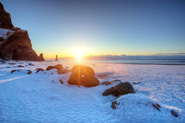 冰岛著名的黑沙滩, 阳光明媚 — 图库照片