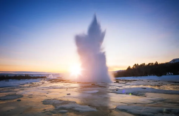 Geysir ที่โด่งดังในไอซ์แลนด์ในแสงอาทิตย์ตกที่สวยงาม — ภาพถ่ายสต็อก