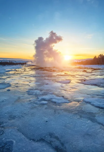 著名的 Geysir 在冰岛美丽的夕阳光 — 图库照片