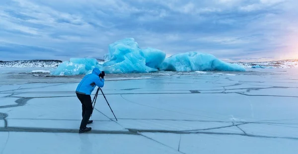 Photographe professionnel faisant des photos de l'iceberg en Islande — Photo