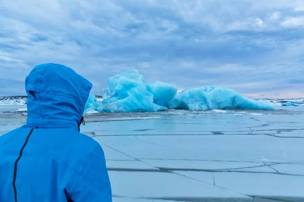 Retrato del hombre explorador en Fjallsarlon iceberg, Islandia —  Fotos de Stock