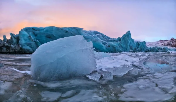 Top van de gletsjer floes met zonnige hemel, IJsland — Stockfoto