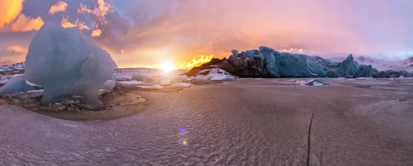 Gipfel der Gletscherschollen mit sonnigem Himmel, Island — Stockfoto