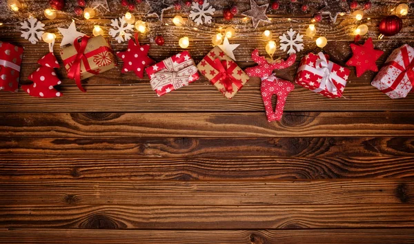 Weihnachten Hintergrund mit Holzdekorationen, Geschenken und Spot lig — Stockfoto