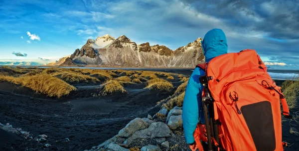 Viajero joven con mochila, Islandia — Foto de Stock